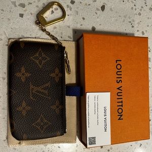 Authentic Louis Vuitton Zip pouch in Monogram